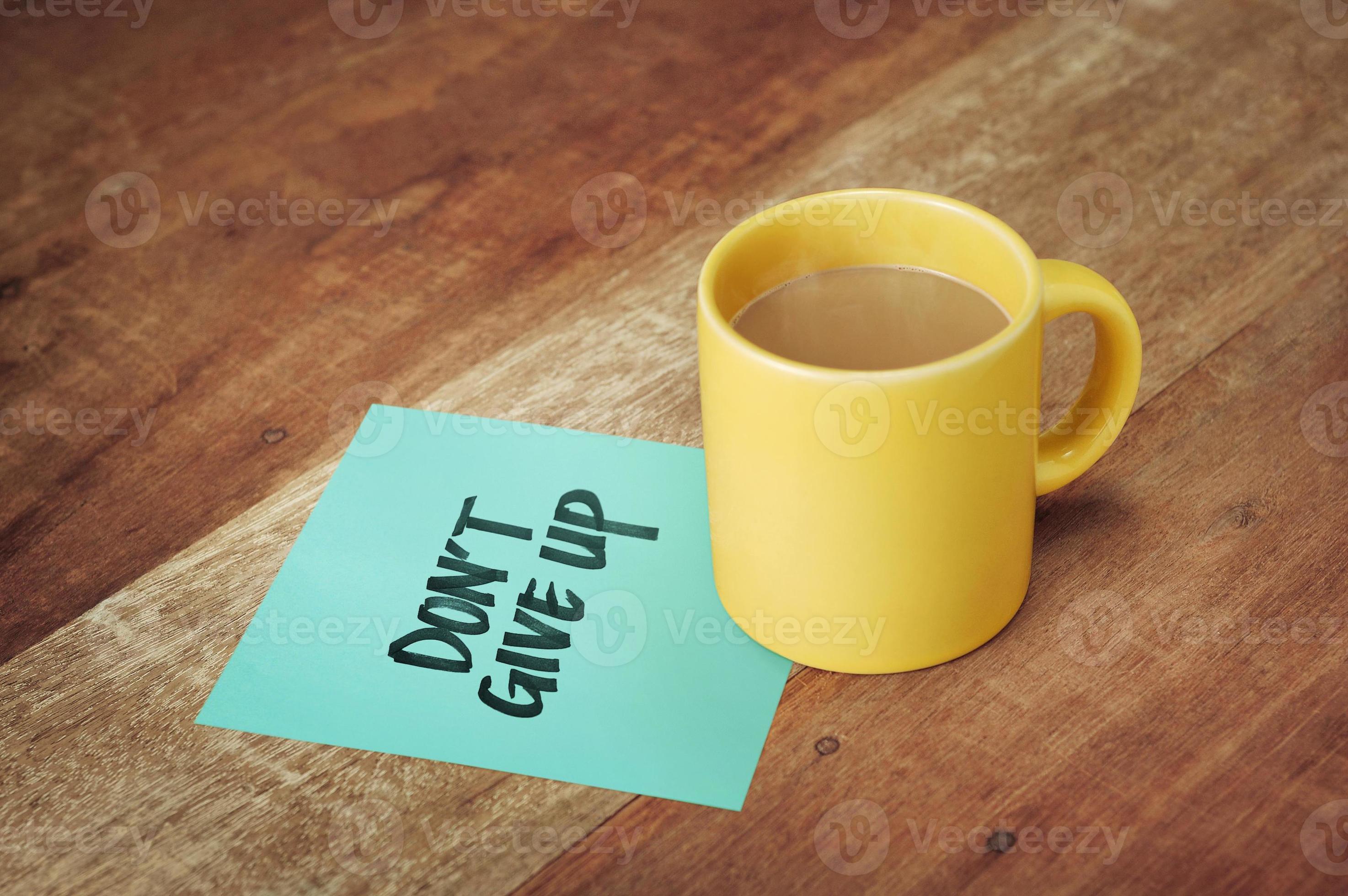 papper med handskrivning och kaffemugg på träbord foto