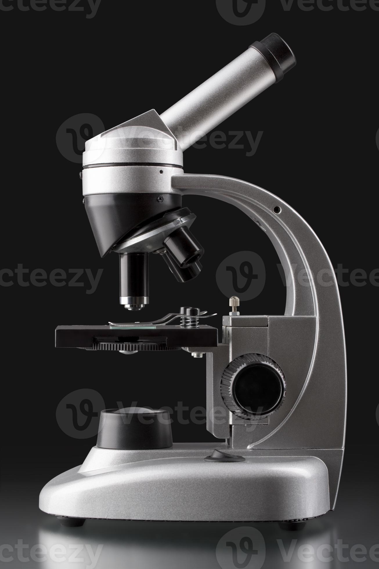 närbild av ett silvermikroskop, med svart bakgrund foto