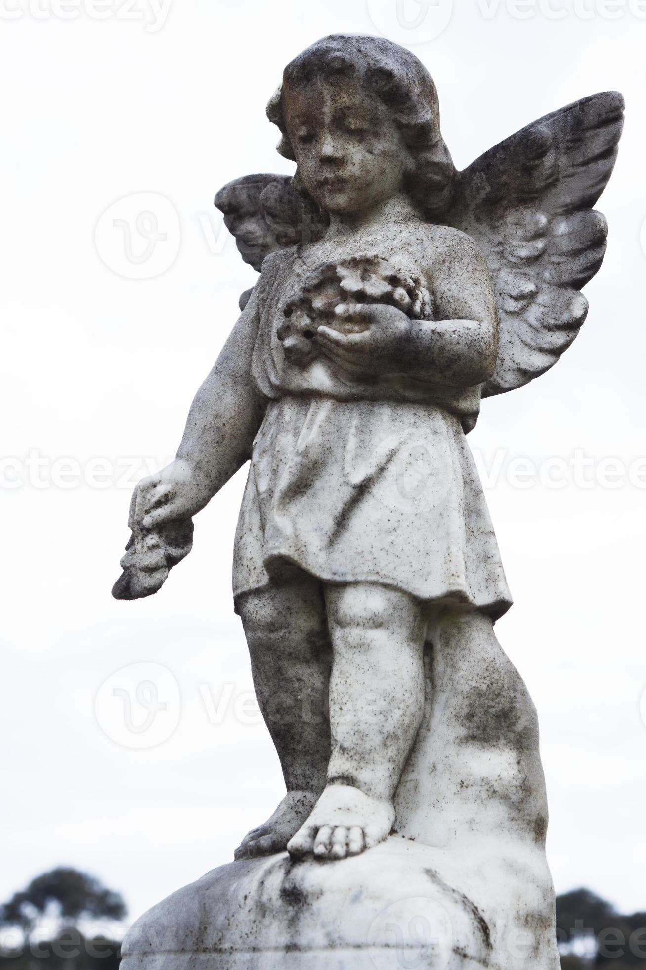 riden ut staty av den lilla ängeln mot vit bakgrund, kopieringsutrymme foto