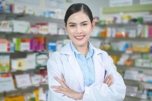 porträtt av kvinnlig farmaceut som arbetar i ett modernt apotek. foto