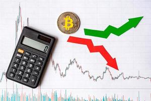 fluktuationer och prognoser av växelkurser för virtuella pengar bitcoin. röda och gröna pilar med gyllene bitcoin stege på vitt papper forex diagram bakgrund med kalkylator. kryptovaluta koncept. foto