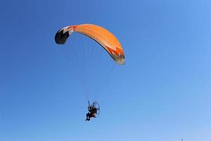 nahariya israel 17 juni 2021. skärmflygning på himlen över Medelhavet. foto