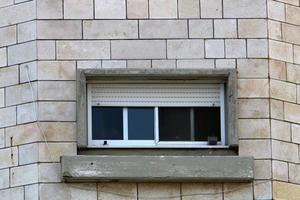 9 september 2019. ett fönster på fasaden av ett bostadshus i staden Tel Aviv i Israel. foto