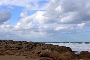Medelhavets klippiga kust foto