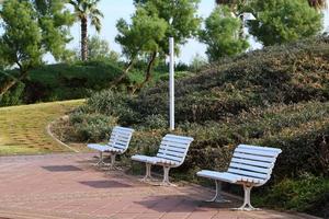 bänk i en stadspark vid Medelhavskusten foto