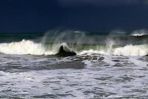 storm i Medelhavet utanför Israels kust. foto