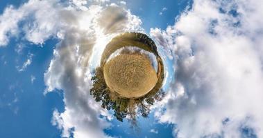 liten planetomvandling med krökning av rymden. sfärisk antenn 360 panoramautsikt på stranden av sjön i solig sommar med fantastiska moln. foto