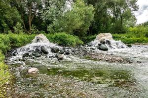 blandningszon för avloppsvatten utsläpp av stadsavlopp. flodföroreningar. stad soptippar. konstgjord gejser. lång exponering foto