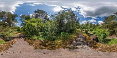 fullständig sömlös 360 graders vinkelvy panorama på den förstörda övergivna militärfästningen från första världskriget i skogen i ekvirektangulär sfärisk projektion. redo för vr ar innehåll foto