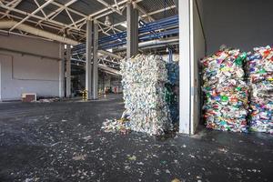 plastbalar med skräp vid avfallsbehandlingsanläggningen. återvinning separat och förvaring av sopor för vidare omhändertagande, sopsortering. verksamhet för sortering och bearbetning av avfall. foto
