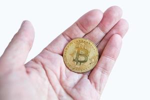 virtuella pengar gyllene bitcoin kvinnor hand med röda naglar fingrar isolerad på vit bakgrund foto