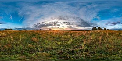 full sömlös sfärisk hdri panorama 360 graders vinkelvy bland fält i sommarkväll solnedgång med vackra moln i ekvirektangulär projektion. redo för vr ar innehåll foto