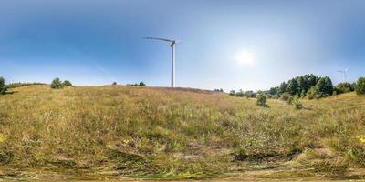 full sömlös sfärisk hdri panorama 360 graders vinkelvy nära väderkvarnspropellern i ekvirektangulär projektion, vr ar virtuell verklighetsinnehåll. vindkraftsproduktion. ren grön energi. foto