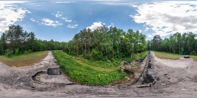 fullständig sömlös 360 graders vinkelvy panorama på den förstörda övergivna militärfästningen från första världskriget i skogen i ekvirektangulär sfärisk projektion. redo för vr ar innehåll foto