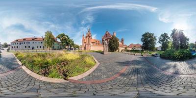 vilnius, Litauen - september 2018, full sömlös 360 graders vinkelvy panorama i gamla stan med vacker dekorativ medeltida stilarkitektur i ekvirektangulär sfärisk projektion. vr innehåll foto