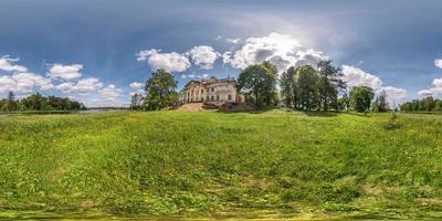 full sömlös sfärisk hdri panorama 360 graders vinkelvy nära sten övergiven ruinerad palats och parkkomplex i ekvirektangulär projektion, vr ar virtual reality-innehåll foto