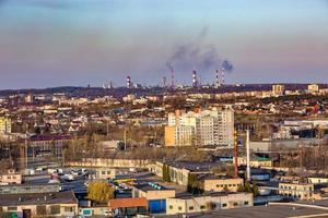 panoramautsikt över det nya kvarteret höghusområde stadsutveckling bostadskvarter på kvällen från ett fågelperspektiv foto