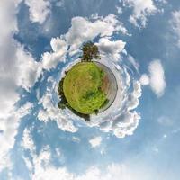 liten planetomvandling av sfäriskt panorama 360 grader. sfärisk abstrakt flygfoto i fältet i trevlig dag med fantastiska vackra moln. utrymmets krökning. foto