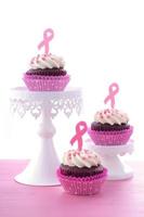 rosa band välgörenhet för kvinnors hälsa medvetenhet cupcakes. foto