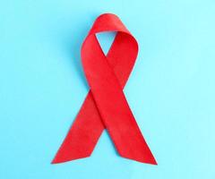 rött band hiv, hjälpmedel på blå bakgrund foto