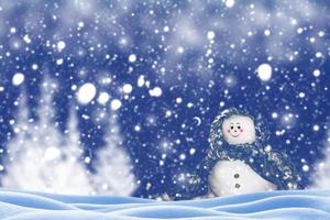 glad snögubbe. vinterlandskap. god jul och gott nytt år gratulationskort foto