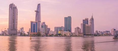 ho chi minh, vietnam - 19 feb 2022 utsikt över bitexcos finansiella tornbyggnad, byggnader, vägar, thu thiem-bron och saigonfloden i ho chi minh-staden i solnedgången. panoramabild av hög kvalitet. foto