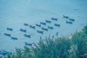 Flygfoto många lokala kulturen vietnam. ovanifrån av lokala fiskarbåtar i det djupblå havet, tropiskt havslandskap. resmål asien koncept och bakgrund. foto