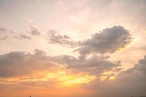 bakgrund moln sommar. moln sommar. himmel moln filmisk. naturlig himmel vacker och filmisk solnedgång textur bakgrund foto