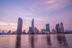 ho chi minh, vietnam - 19 feb 2022 utsikt över bitexcos finansiella tornbyggnad, byggnader, vägar, thu thiem-bron och saigonfloden i ho chi minh-staden i solnedgången. panoramabild av hög kvalitet. foto