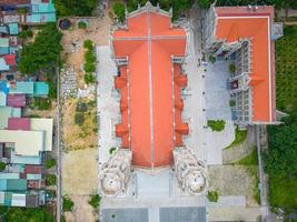 ovanifrån av song vinh-kyrkan, även känd som församlingssång, som lockar turister att besöka andligt på helgerna i vung tau, vietnam. sång vinh kyrka har konstruktion byggnad ser ut som Frankrike foto