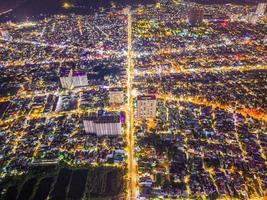 vung tau utsikt från ovan, med trafikrondell, hus, vietnam krigsminnesmärke i vietnam. fotografering med lång exponering på natten. foto