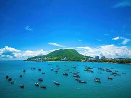 vung tau stadens flygfoto med vacker solnedgång och så många båtar. panoramautsikt över kustnära vung tau från ovan, med vågor, kustlinje, gator, kokospalmer och tao phung-berget i vietnam. foto