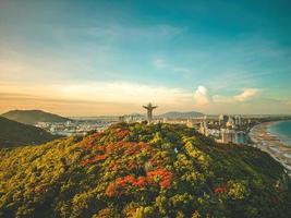 ovanifrån av vung tau med staty av Jesus Kristus på berget. den mest populära lokala platsen. Kristus kungen, en staty av Jesus. resekoncept. foto