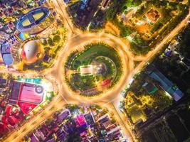 vung tau utsikt från ovan, med trafikrondell, hus, vietnam krigsminnesmärke i vietnam. fotografering med lång exponering på natten. foto