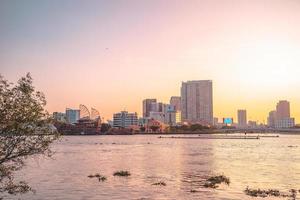 ho chi minh, vietnam - 13 feb 2022 utsikt över bitexcos finansiella tornbyggnad, byggnader, vägar, thu thiem-bron och saigonfloden i ho chi minh-staden i solnedgången. panoramabild av hög kvalitet. foto