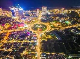 vung tau utsikt från ovan, med trafikrondell, hus, vietnam krigsminnesmärke i vietnam. fotografering med lång exponering på natten. foto