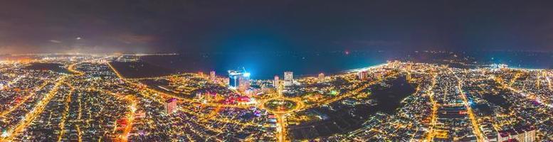 vung tau utsikt från ovan, med trafikrondell, hus, vietnam krigsminnesmärke i vietnam. fotografering med lång exponering på natten. foto