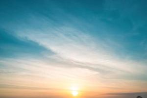 bakgrund moln sommar. moln sommar. himmel moln filmisk. naturlig himmel vacker och filmisk solnedgång textur bakgrund foto