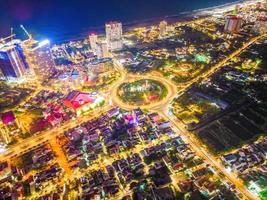 vung tau utsikt från ovan, med trafikrondell, hus, vietnam krigsminnesmärke i vietnam. fotografering med lång exponering på natten. foto