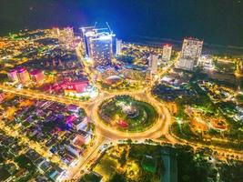 vung tau utsikt från ovan, med trafikrondell, hus, vietnam krigsminnesmärke i vietnam. fotografering med lång exponering på natten. foto