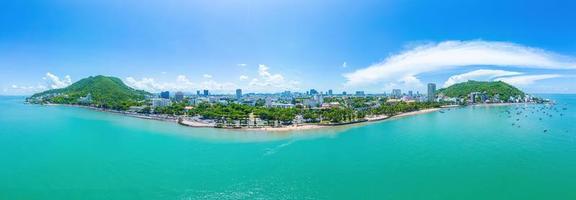 vung tau stadens flygfoto med vacker solnedgång och så många båtar. panoramautsikt över kustnära vung tau från ovan, med vågor, kustlinje, gator, kokospalmer och tao phung-berget i vietnam. foto