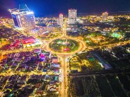 vung tau utsikt från ovan, med trafikrondell, hus, vietnam krigsminnesmärke i vietnam. fotografering med lång exponering på natten. foto