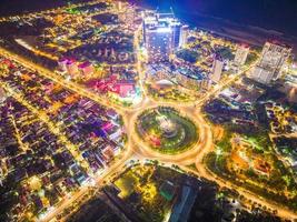 vung tau utsikt från ovan, med trafikrondell, hus, vietnam krigsminnesmärke i vietnam. fotografering med lång exponering på natten. foto