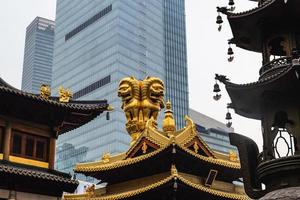 gyllene lejonstaty på roten av jing'an-templet templet i shanghai-staden med rök från josspinne eller rökelse foto