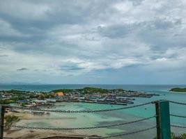 tropiskt idylliskt hav med vacker regnmolnhimmel och oändlig horisontvy från synvinkel på khao ma jor pier chonburi thailand i semestertid, semesterkoncept foto