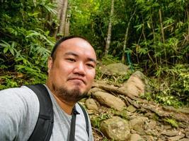 porträttfoto av asiatisk turistvandring till toppen av khao luang berget i ramkhamhaeng nationalpark, sukhothai provinsen thailand foto