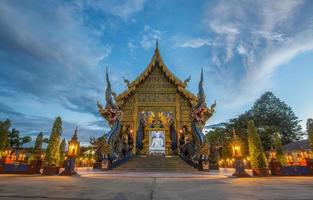 'det blå templet' i chiang rai, annars känt som 'wat rong sue ten' på thai, den moderna thailändska arkitekturstilen. foto