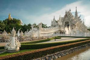 'det vita templet' i chiang rai, även känt som 'wat rong khun' på thai, den bisarra skapelse av den thailändska nationalkonstnären chalermchai kositpipat. foto