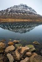 holmatindur det mäktiga berget i staden eskifjordur i östra fjorden på östra island. foto