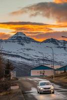 det vackra landskapet när solnedgången över de snöiga bergen i stoovarfjorour stad på östra island. östra island har hisnande fjordar och charmiga fiskebyar. foto